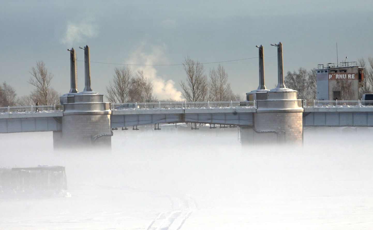 Lumine Pärnu jõgi ja Kesklinna sild.