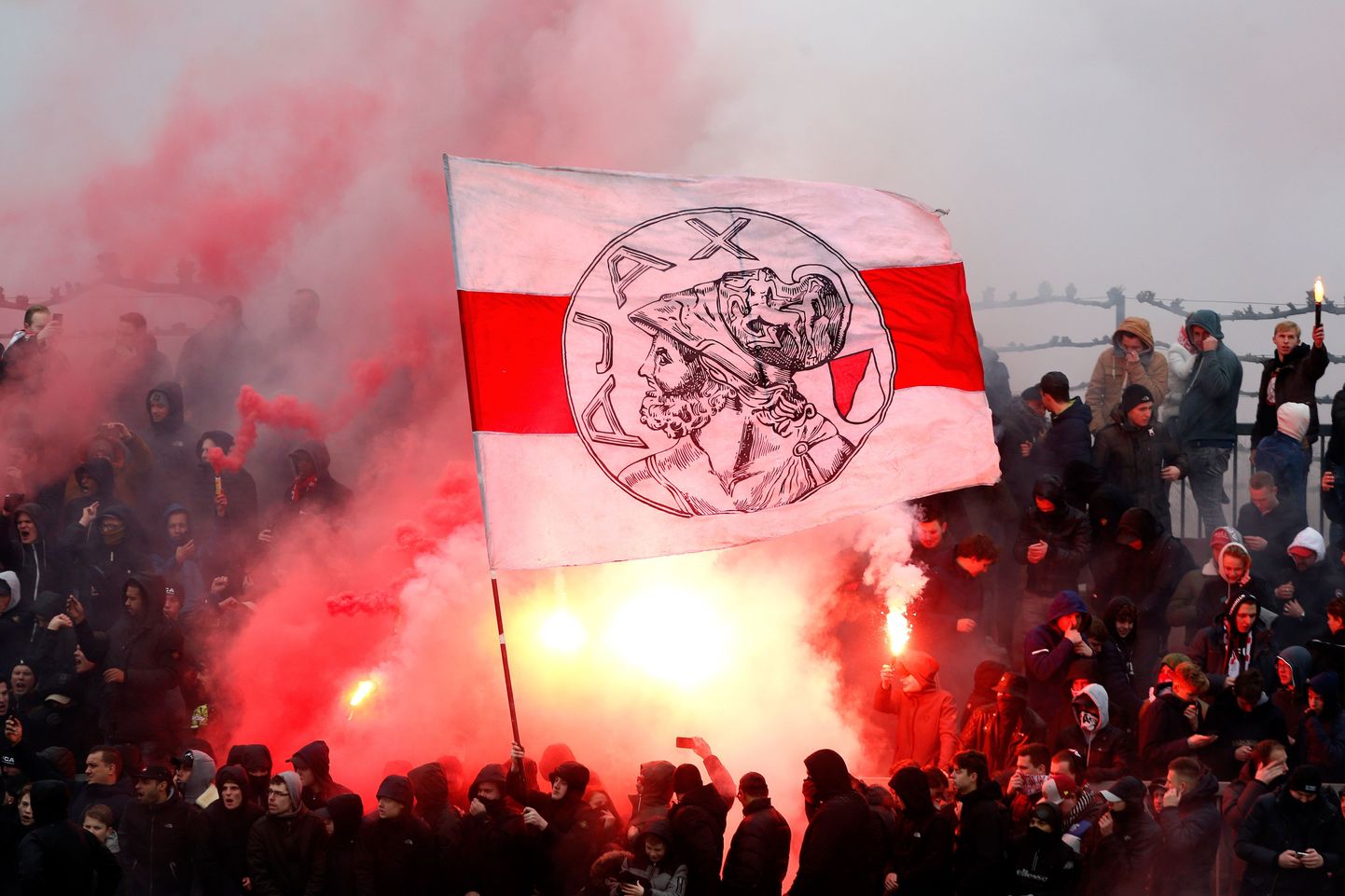 Amsterdami Ajaxi fännid ja lipp. Foto on illustratiivne.
