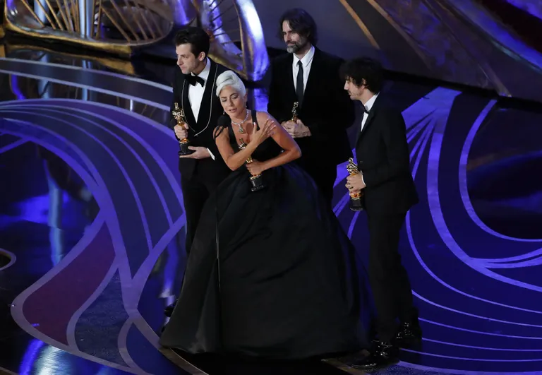 Lady Gaga, Mark Ronson, Anthony Rossomando ja Andrew Wyatt Oscarit vastu võtmas.