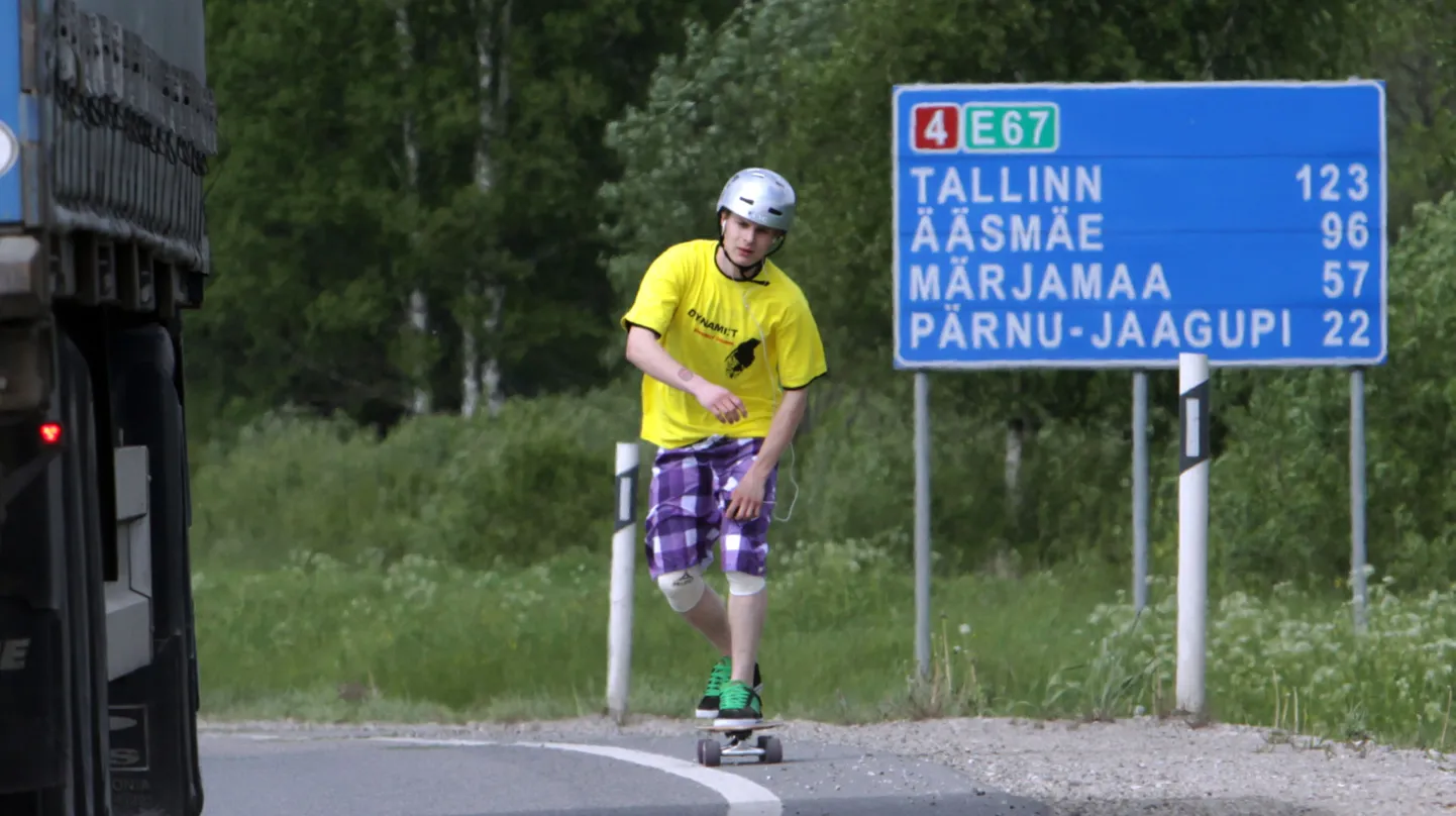 Madis Põldsaar sõitis rulaga Tallinnast Pärnusse.