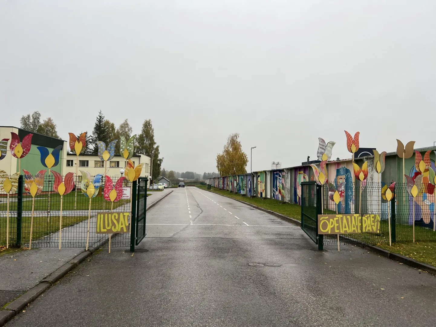 Selline tervitus ootas kooliperet ees kolmapäeva hommikul.