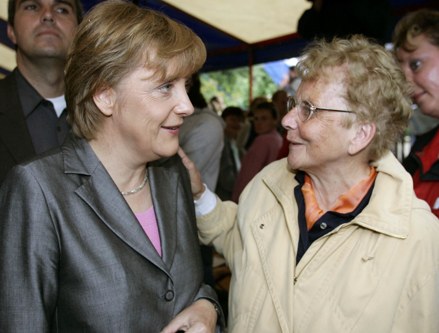 Angela Merkel (vasakul) koos ema Herlind Kasneriga 2005. aastal.