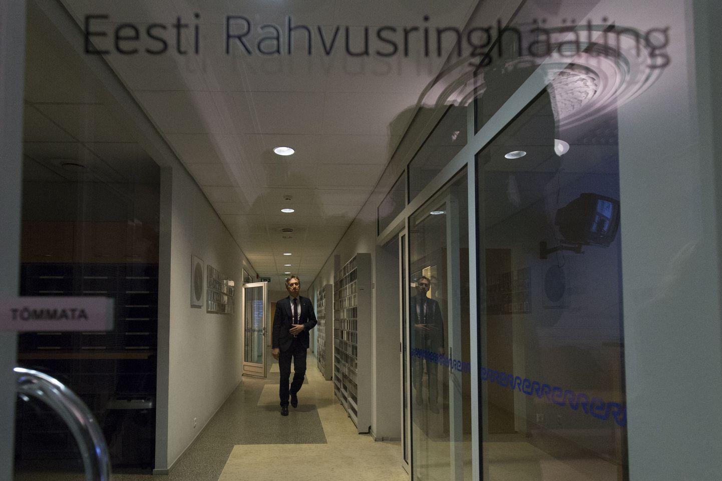 Rahvusringhäälingu koridoris kõnnib asutuse juht Margus Allikmaa.