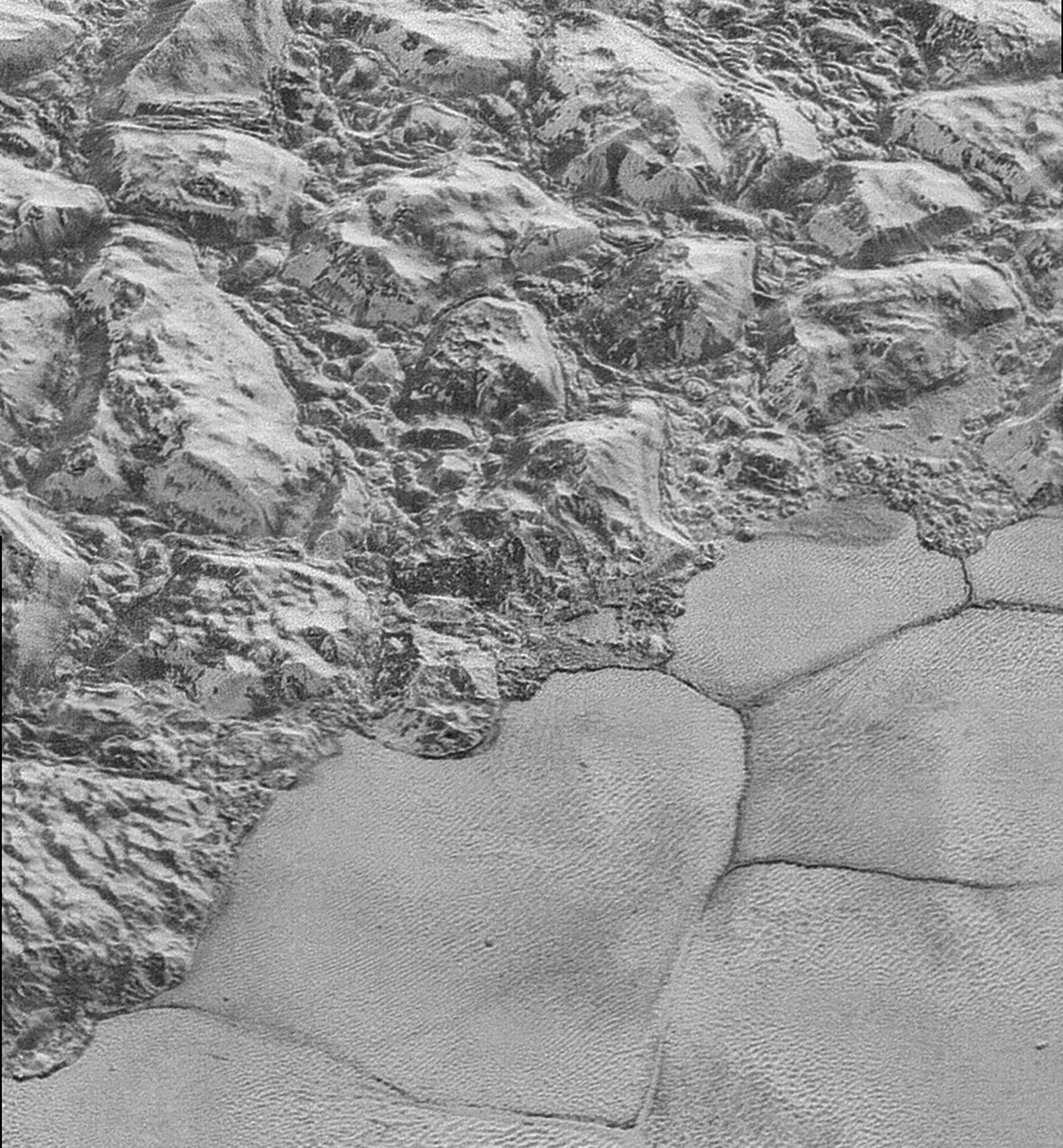 New Horizons kosmosesondi tehtud foto allosas on näha Pluuto düüne.