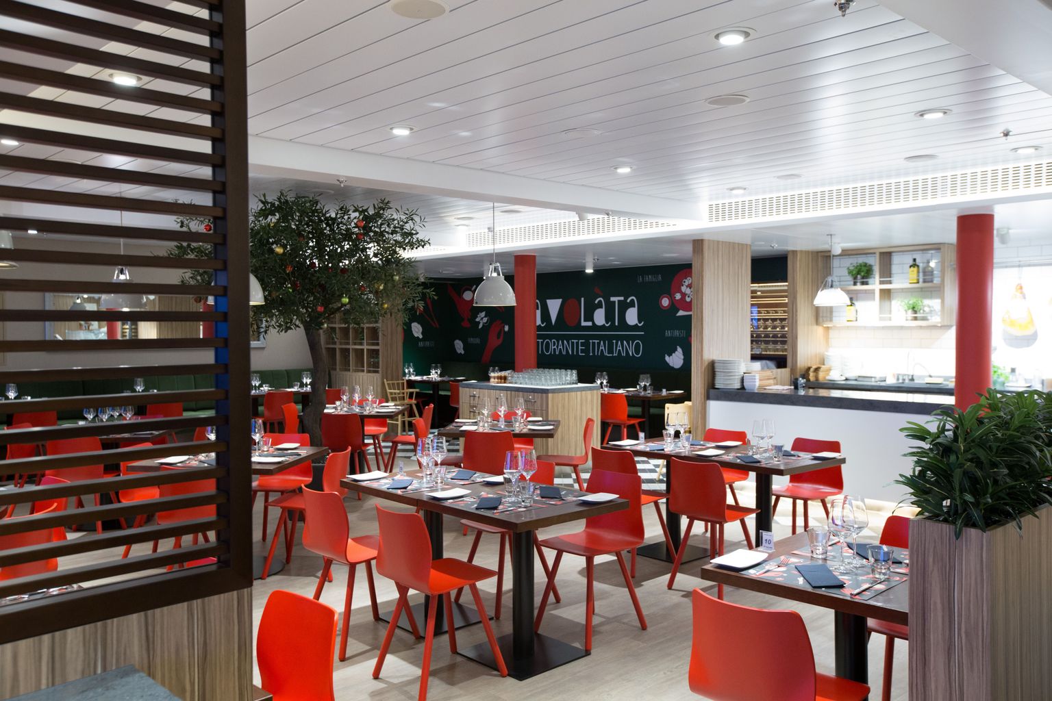 Ресторан итальянской кухни Travolata получил ярко-красные эргономичные стулья.