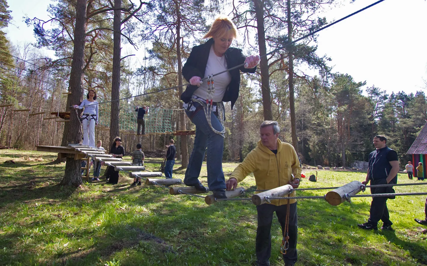 HALLIKIVI SEIKLUSPARK: Esimesi samme teeb Kristina Mägi Kuressaare turismiinfokeskusest, teda juhendab alpinist Jaan Künnap. Taamal Kuressaare turismiinfokeskuse juhataja Karmen Paju. Foto: Sander Ilvest