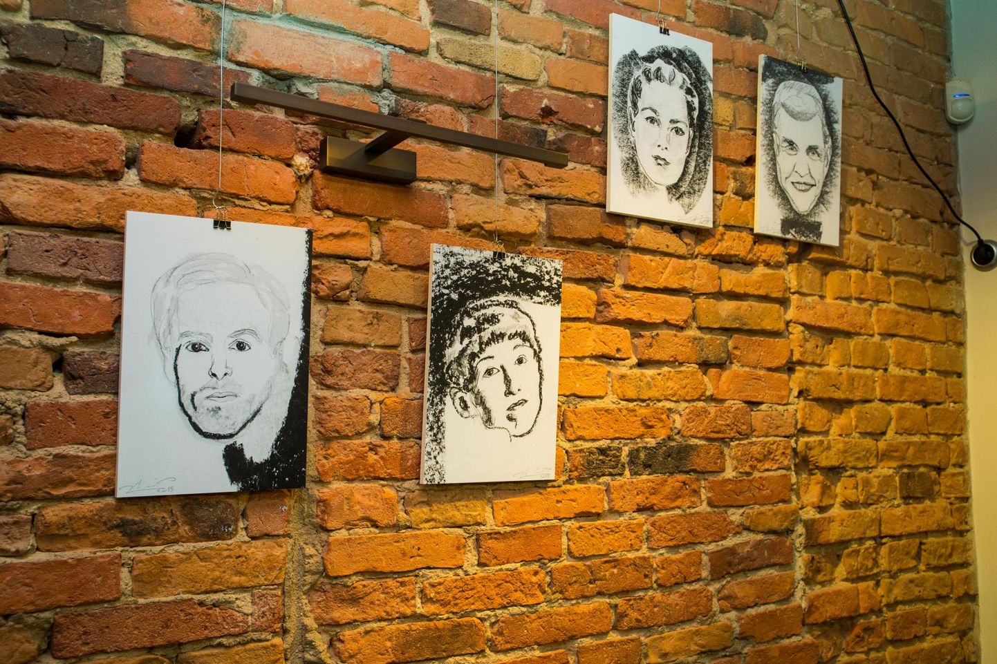 Rakvere teatri kohvikus saab vaadata Eveli Variku portreid teatriinimestest. 