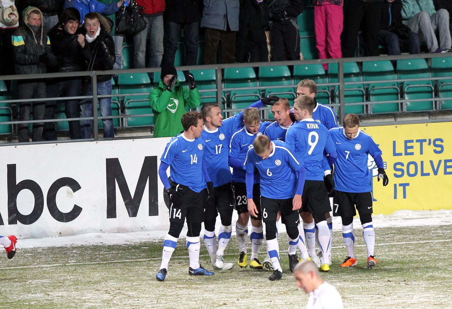 Eesti jalgpallikoondise mängijad juubeldamas