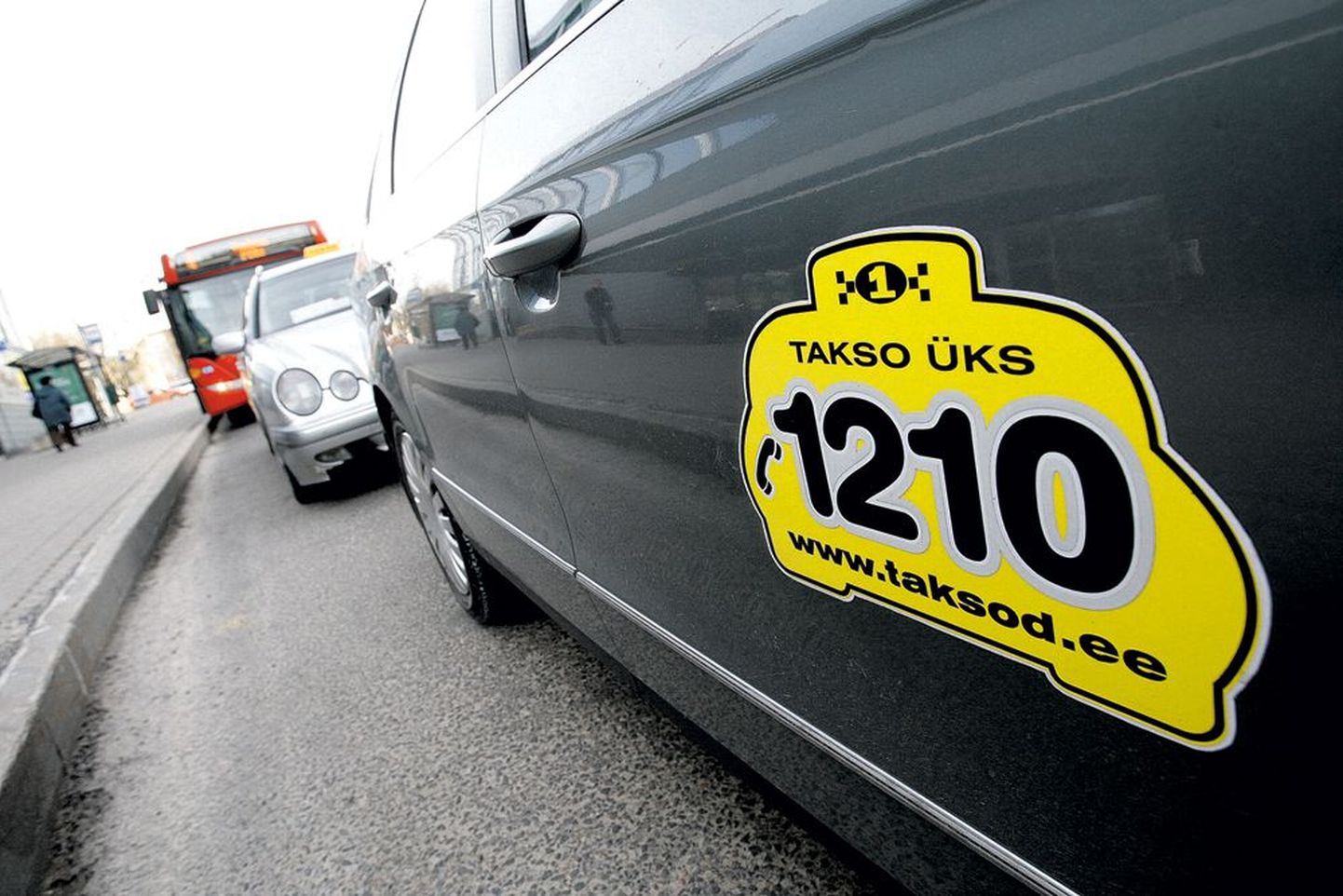 Üle kümne aasta lühinumbrit 1300 kasutanud Takso Üks asendas eelmisel kuul oma taksodel ja koduleheküljel tuntud lühinumbri uue numbriga 1210, kuna ei tahtnud enam reklaamida numbrit, millel oli oht kaduda.