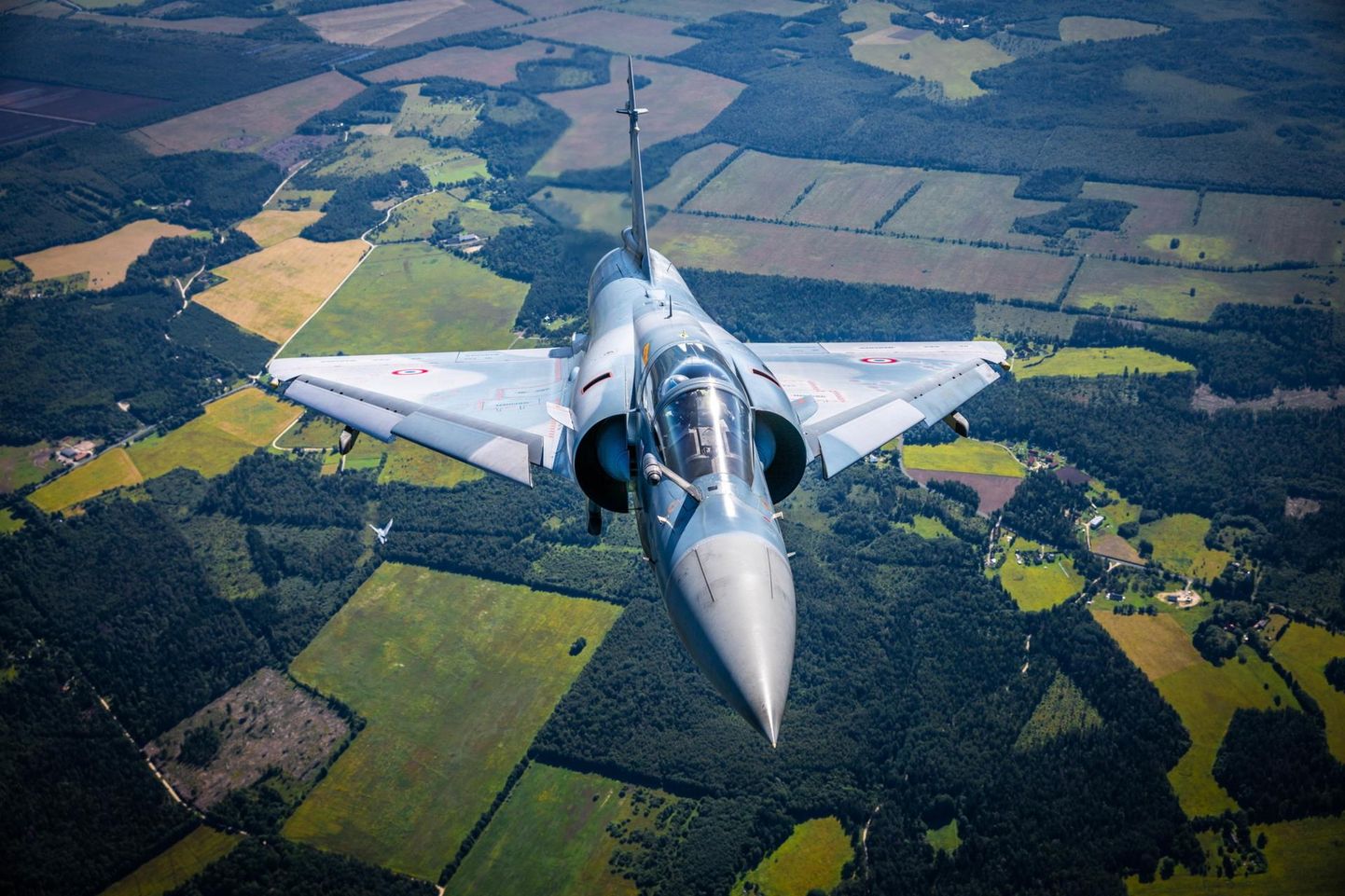 Prantsuse õhuväe piloodid tähistavad homme hommikul hävituslennukitel Mirage 2000-5 Eesti taasiseseisvumispäeva madallennuga üle Pärnu.
