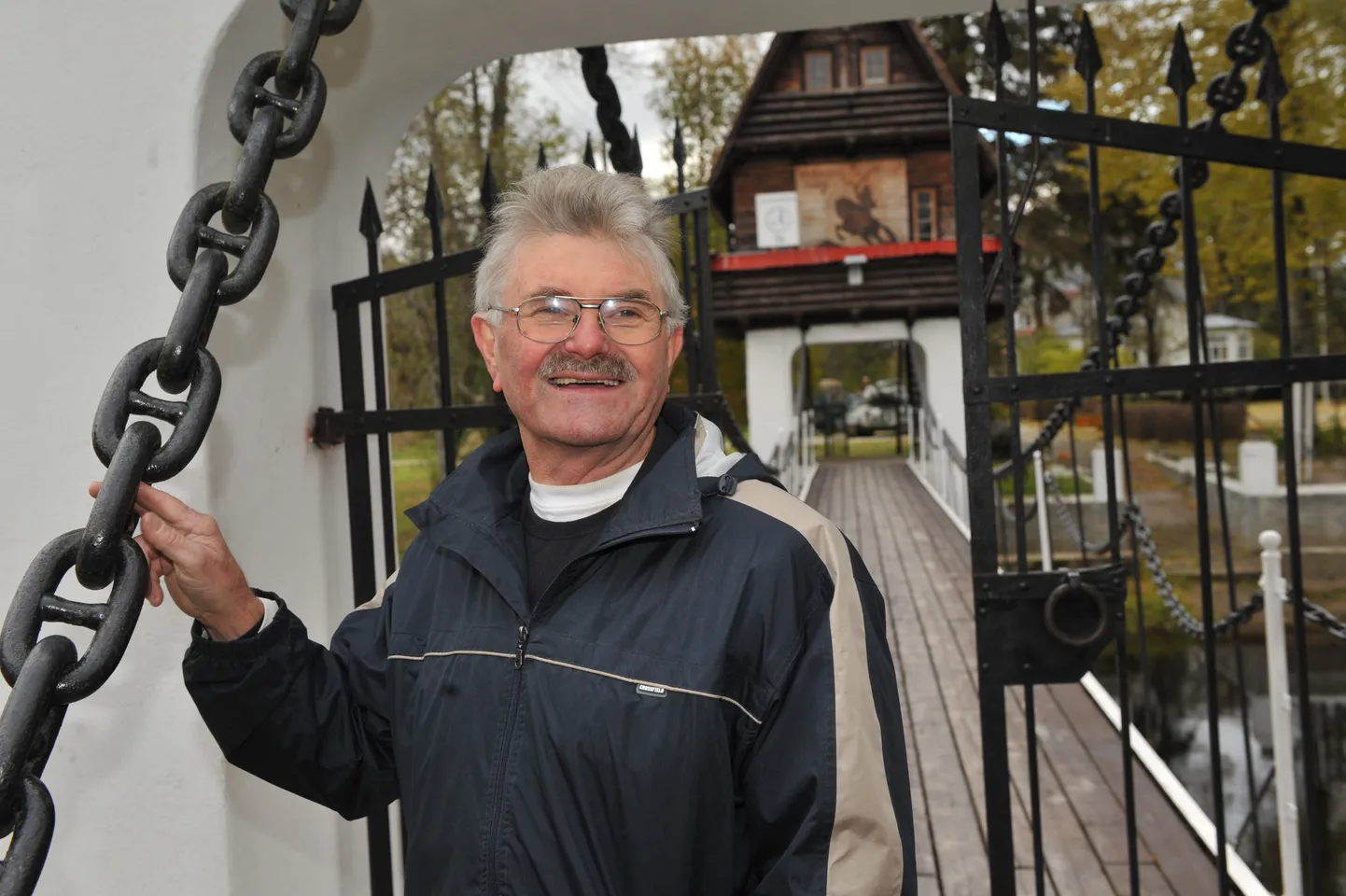 Johannes Tõrs oma vabadusvõitluse muuseumis.