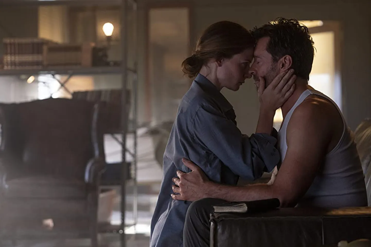 Rebecca ferguson ja Hugh Jackman filmis «Teekond mälestustesse» (Reminiscence, 2021)