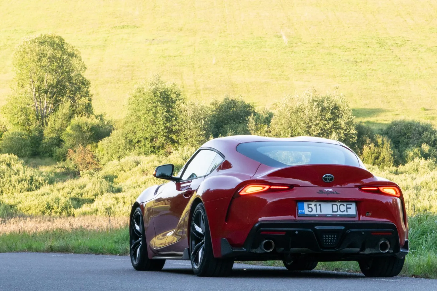 Toyota GR Supra. Proportsioonid, pikilohk katuses, väljakutsuv puusakaar – klassikaline sportauto on siin eksimatult äratuntav.