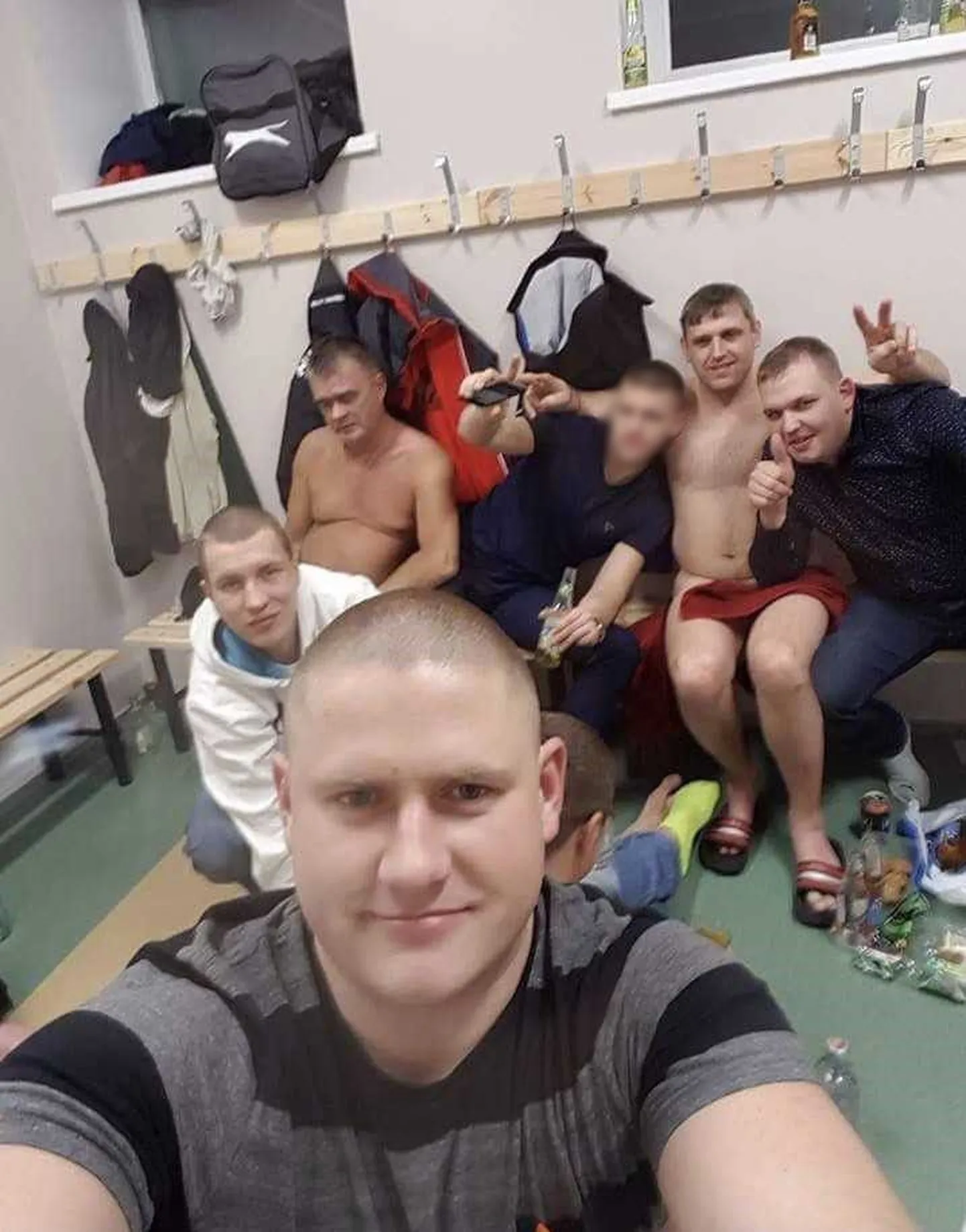 Kuldre kooli õpetaja Margus Klaar koos semudega kooli territooriumil õlleõhtul