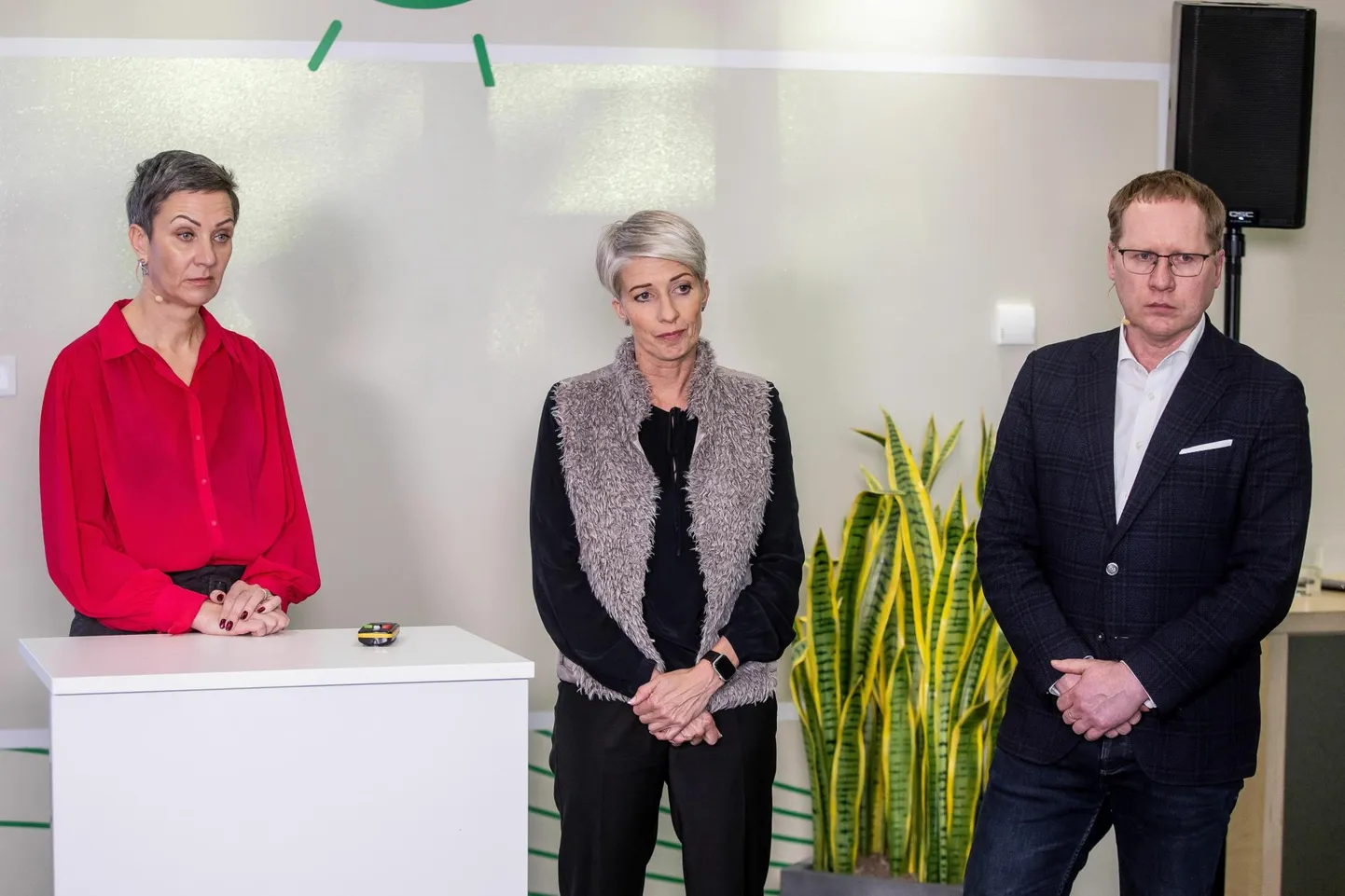 Rahandusministeeriumi kantsler ja erikontrolli komisjoni esimees Merike Saks (vasakult) Eesti Energia nõukogu esimees Anne Mere ja juhatuse esimees Andrus Durejko Eesti Energia erikontrolli tulemuste tuvustamisel 21. novembril.