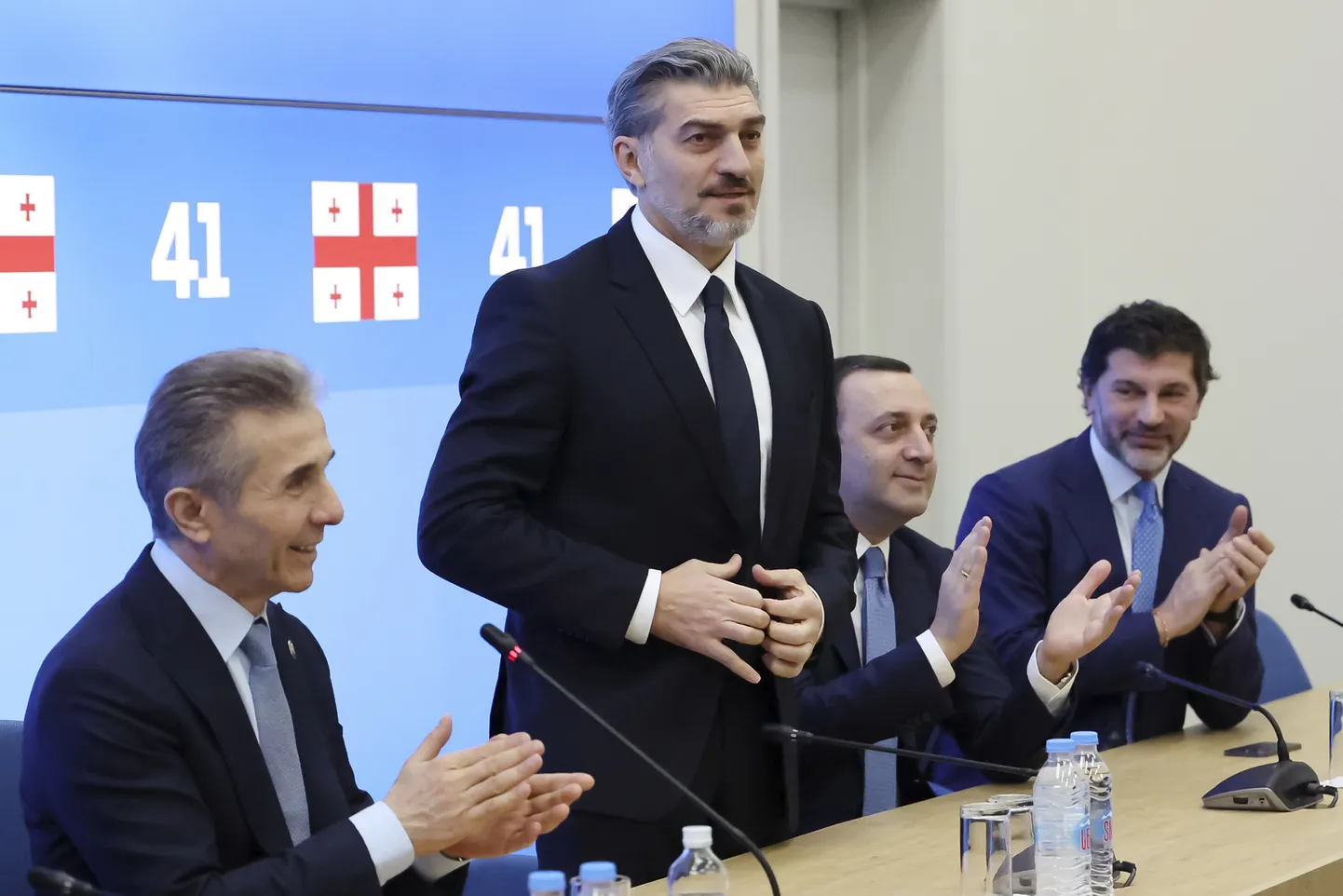 Gruusia presidendiks määratud Mihheil Kavelašvili koos valitsuspartei Gruusia Unistus auesimehe oligarh Bidzina Ivanišvili, Thbilisi linnapea Kahha Kaladze ja partei esimehe Irakli Garibašviliga Thbilisis 27. novembril 2024. aastal.
