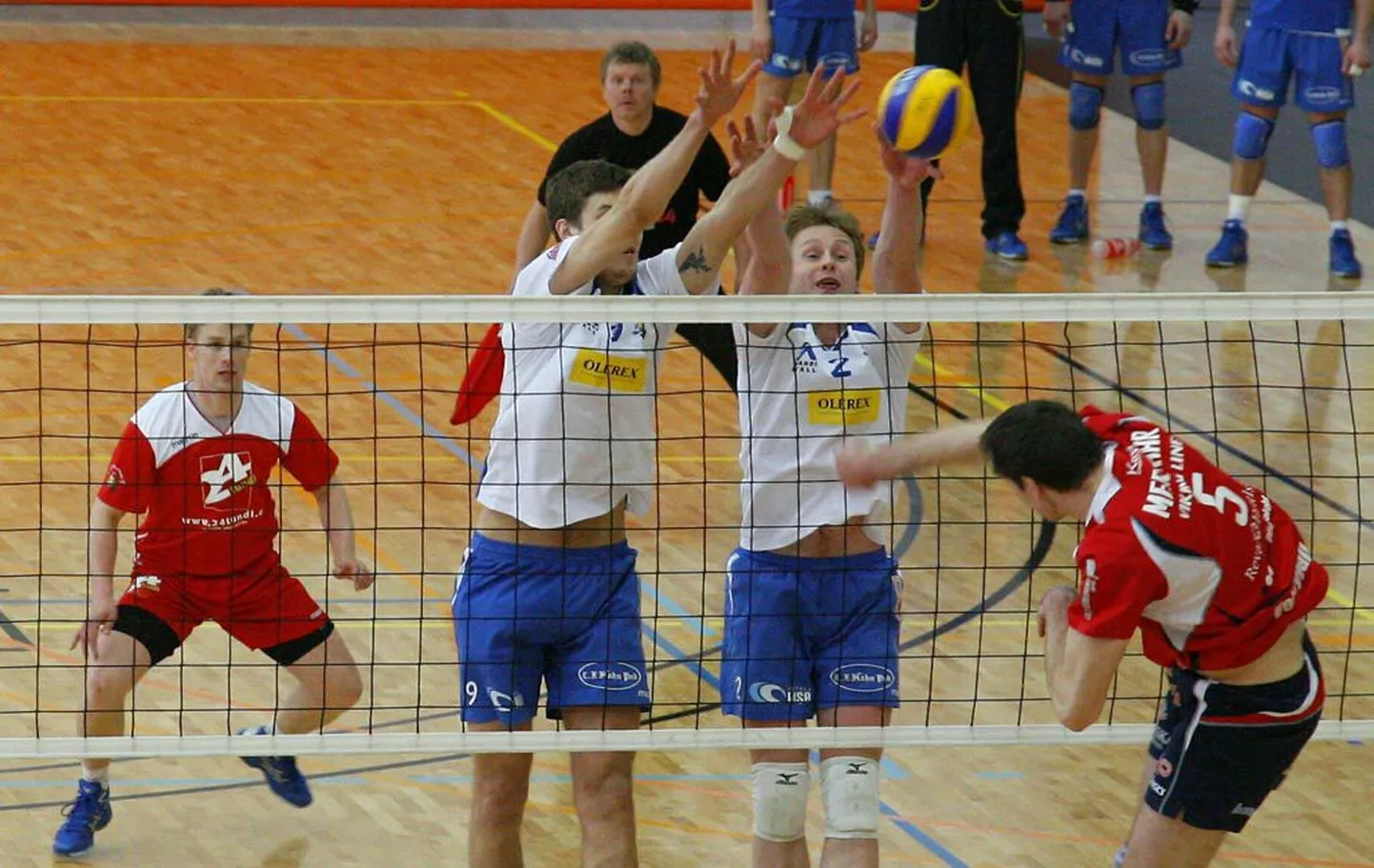 Pärnu võrkpalliklubi meeskonna mängijad (vasakult) libero Asko Esna, Dmitro Pašitskii ja Edgar Maier on valmis tõrjuma Selveri särgis ründava endise pärnaka Argo Meresaare võimsat pommlööki.