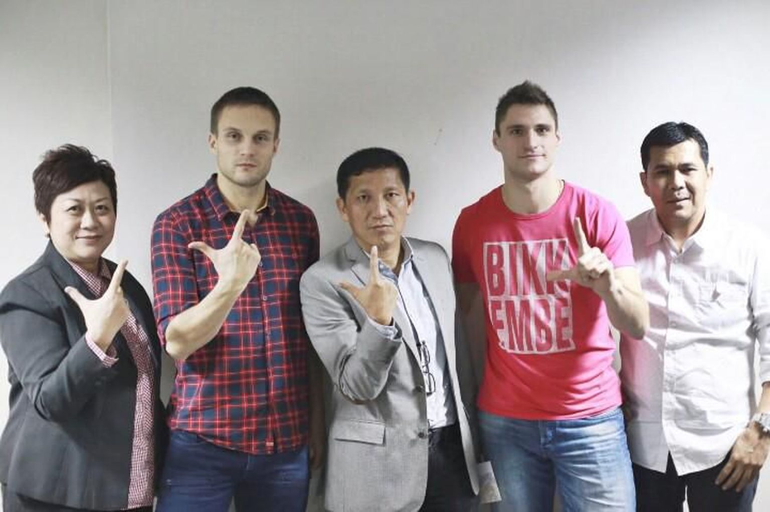 Мартин Вунк (второй слева) и Евгений Кабаев (второй справа) с представителями нового клуба.