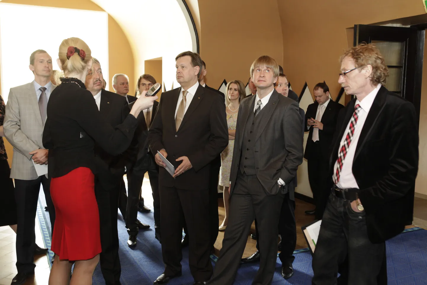 Vastsed riigikogu liikmed oma uue töökohaga tutvumas.