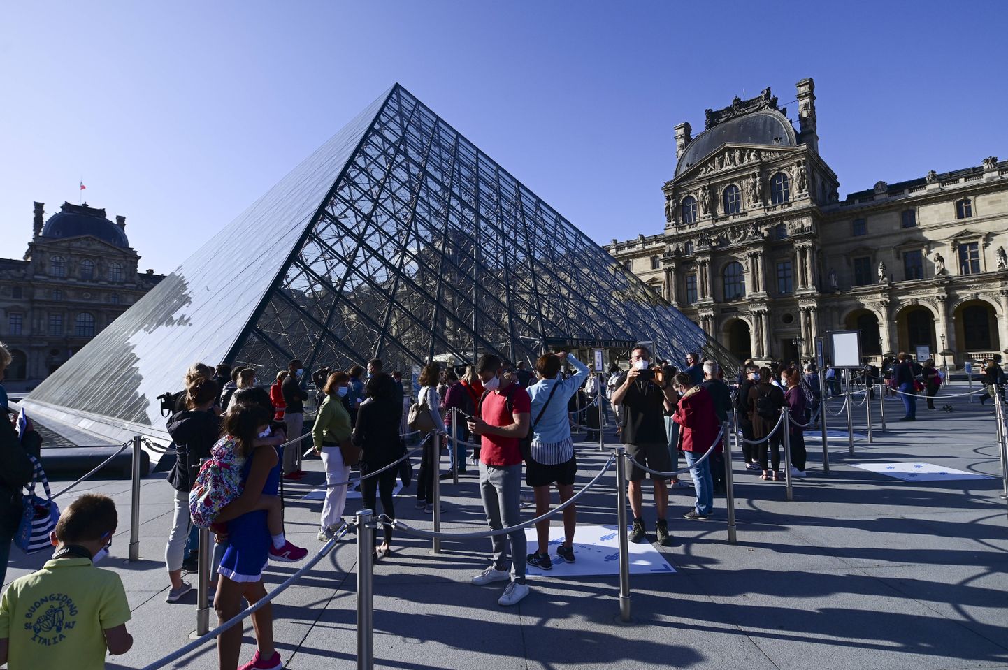 Külastajad ootavad Pariisis pääsu Louvre'i muuseumi.