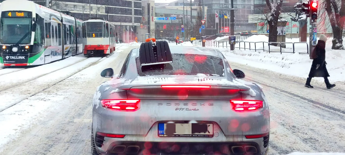 Lāpsta uz "Porsche" jumta.