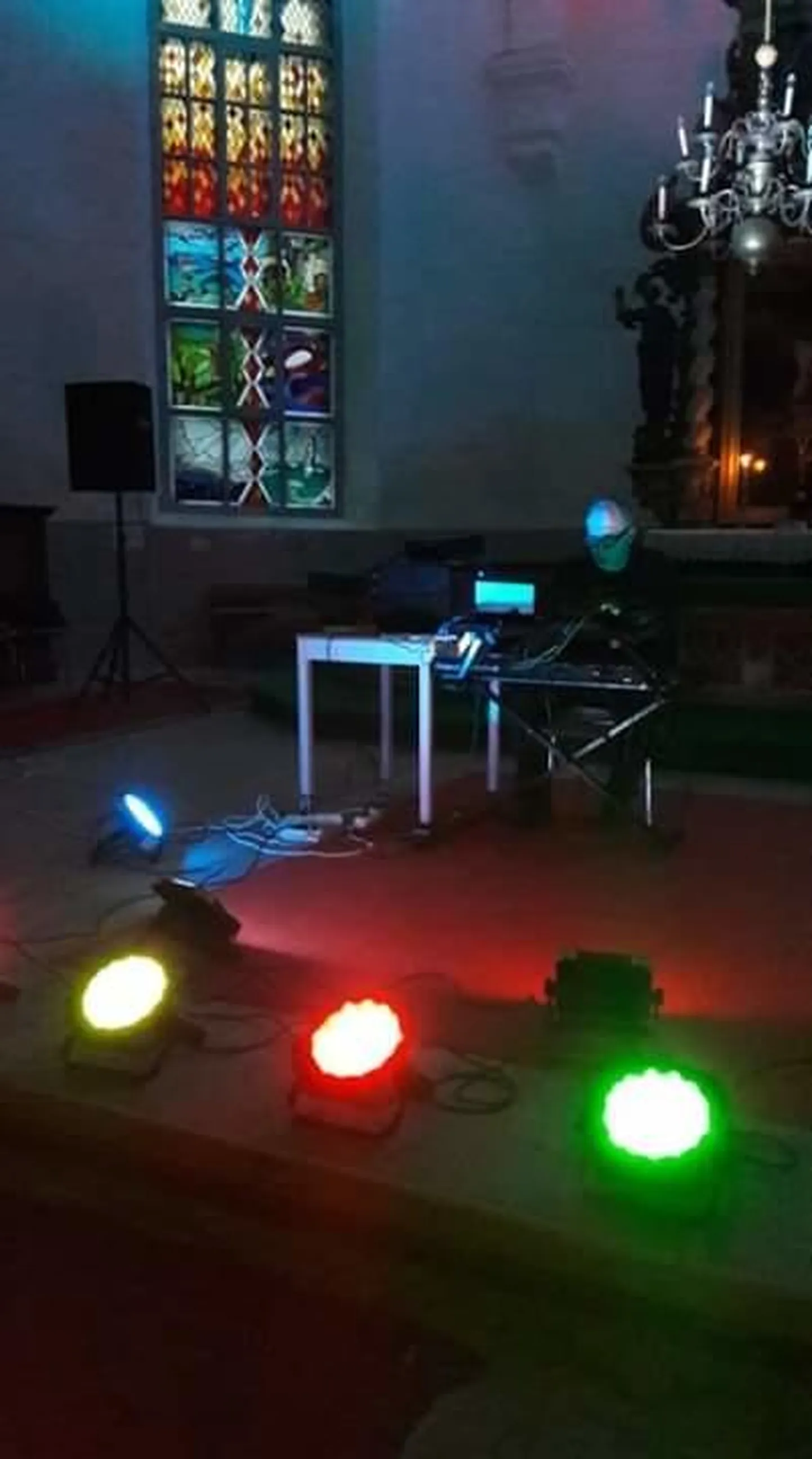 Elektroonilised meditatsioonid kõlavad pühakojas Tarmo Linnase esituses.