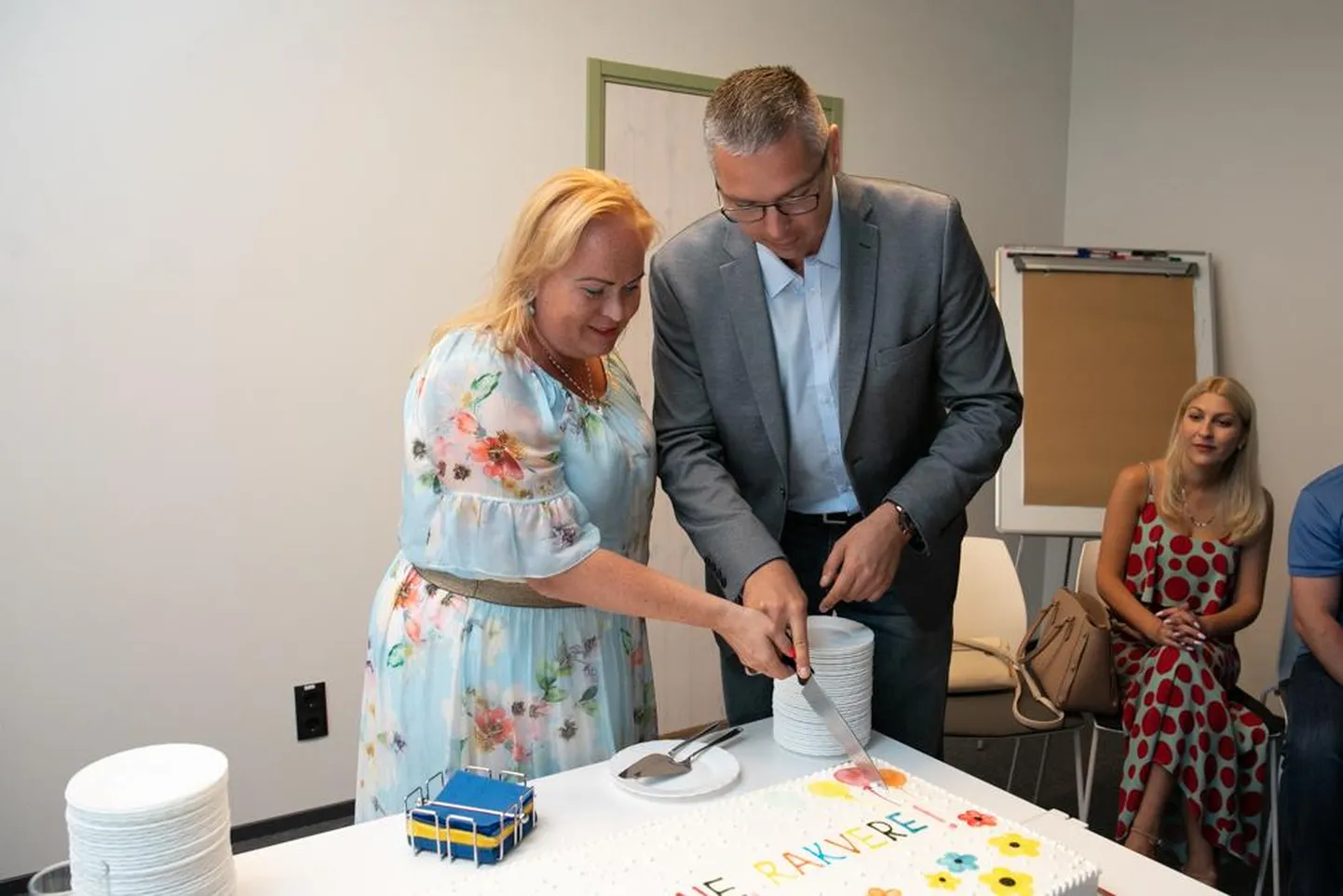 Rakvere linnapea Marko Torm pakkus Rakvere sünnipäeva puhul torti ja kohvi. Maiuse aitab lahti lõigata Rakvere abilinnapea Triin Varek.