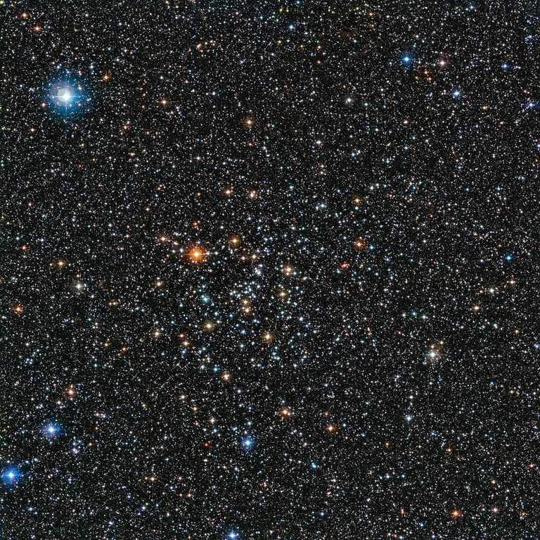 Atvērtā tipa zvaigžņu kopa IC 4651, kas atrodas Altāra zvaigznājā. Zinātnieki uzskata, ka Saule veidojusies līdzīgā vidē