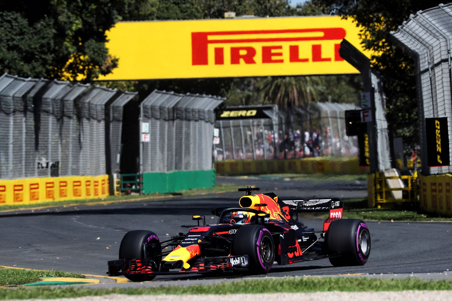 Daniel Ricciardo Red Bulli meeskonna värvides Austraalia GP'l. Uuel hooajal saab Ricciardo võistelda Honda poolt toodetud jõuallikaga.