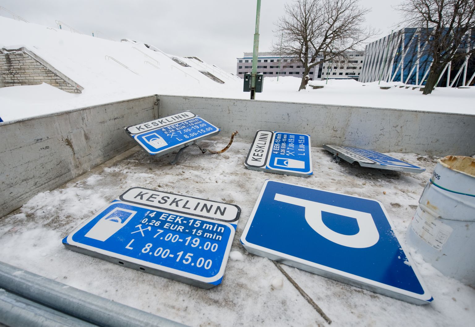 TLMPM03: LUMINE LINN :TALLINN, EESTI, 15DEC10.
Lumine linn. AS Signaal töötajad eemaldavad Linnahalli ümbrusest tasulise parkimise märke.
mm/Foto MIHKEL MARIPUU/POSTIMEES