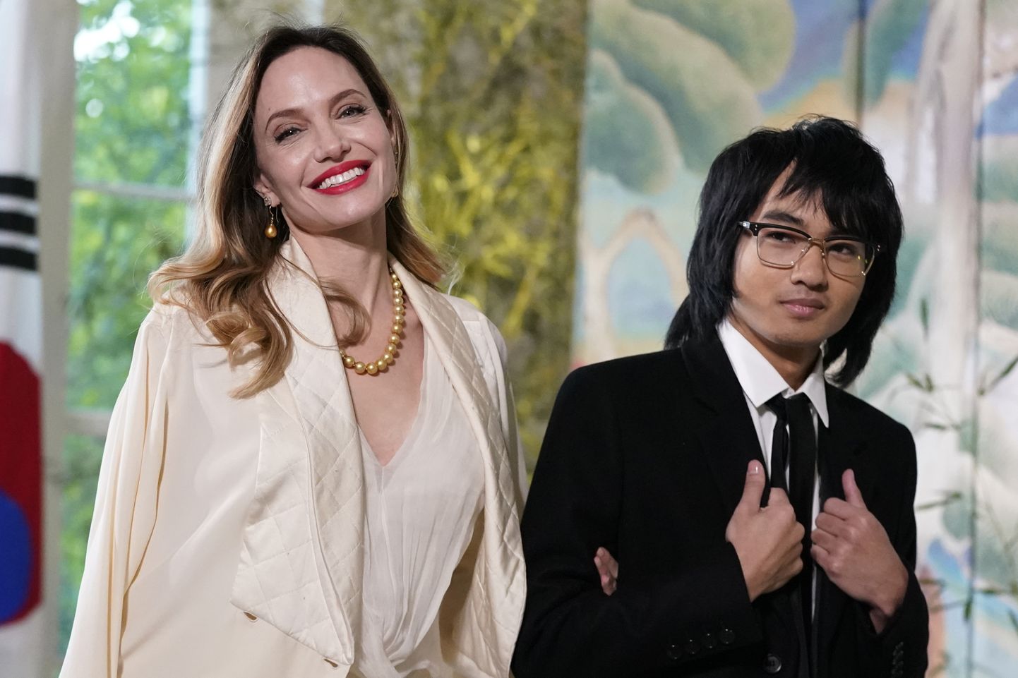 Näitlejanna Angelina Jolie ja ta poeg Maddox Jolie-Pitt osalesid 26. aprillil 2023 Washingtonis Valges Majas Lõuna-Korea presidendi Yoon Suk-yeoli ja esileedi Kim Keon-hee auks korraldatud riiklikul õhtusöögil