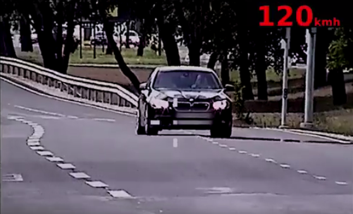 Водитель BMW разогнался до 121 км/ч.