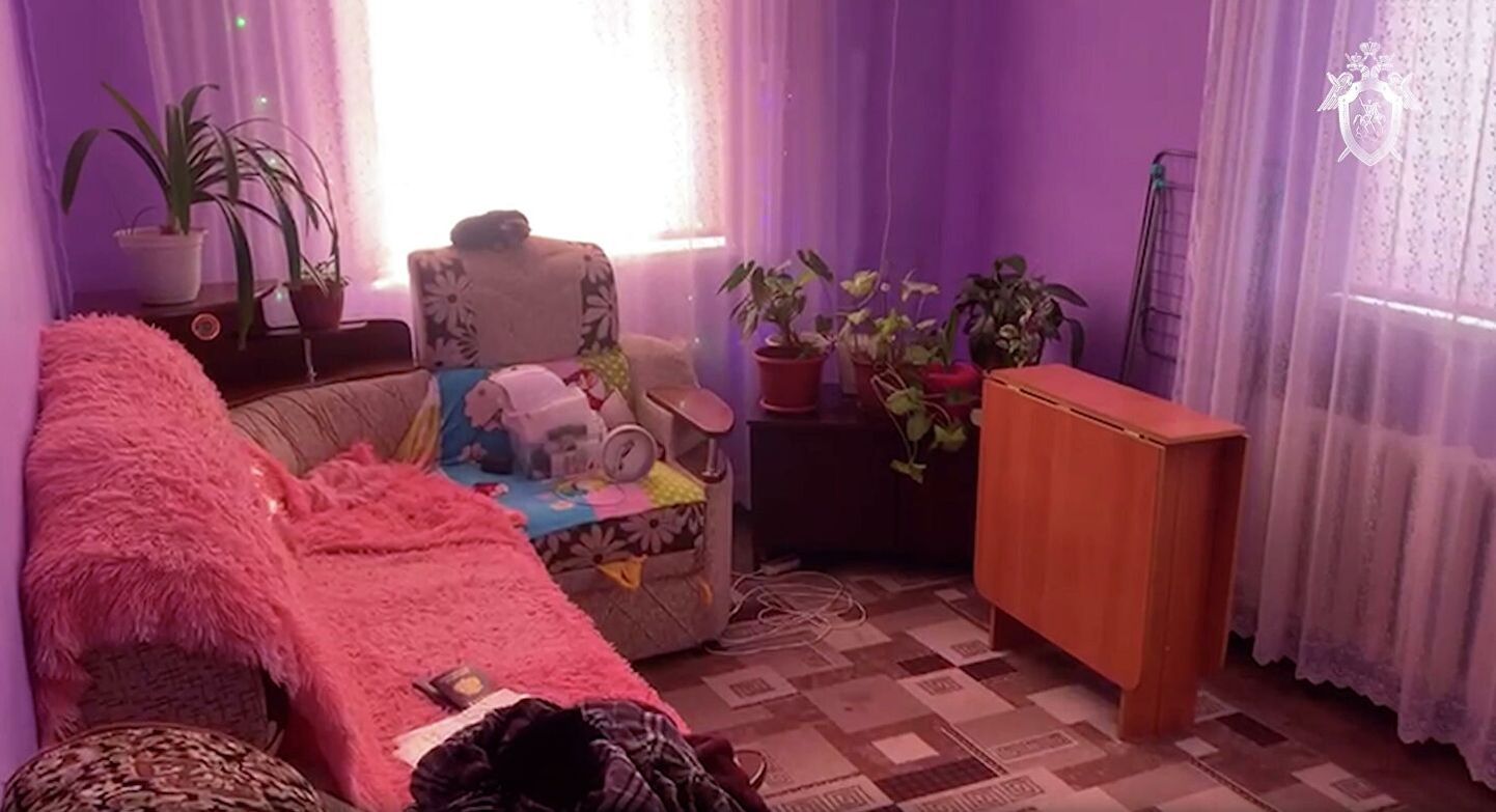 Комната в доме, где произошло убийство семьи из трех человек в селе Юрьевка Омской области