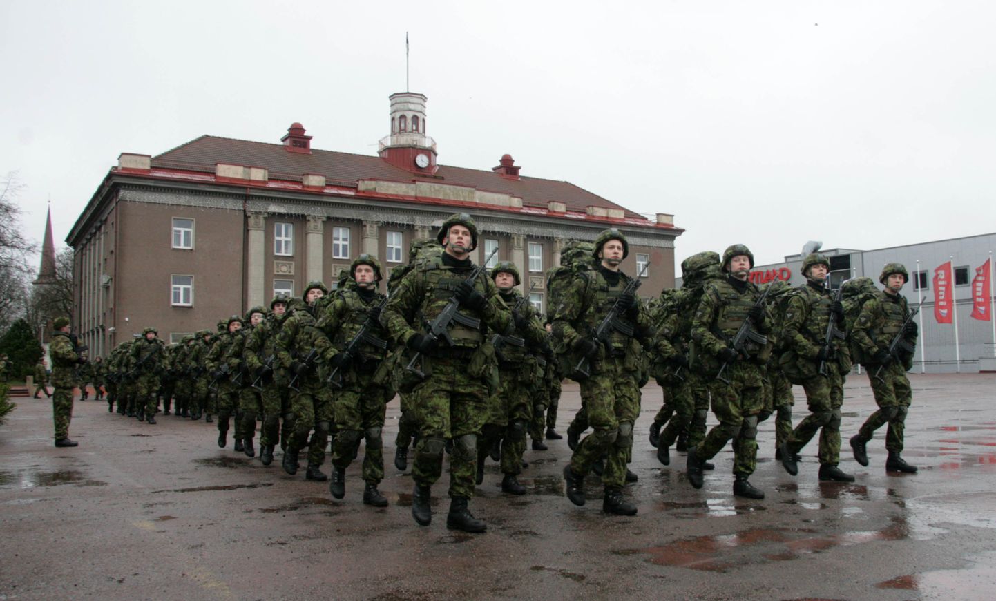 Sel pildil marsivad Viru pataljoni kaitseväelased Jõhvi keskväljakul väeosa 98. sünnipäeval 2015. aastal. PEETER LILLEVÄLI