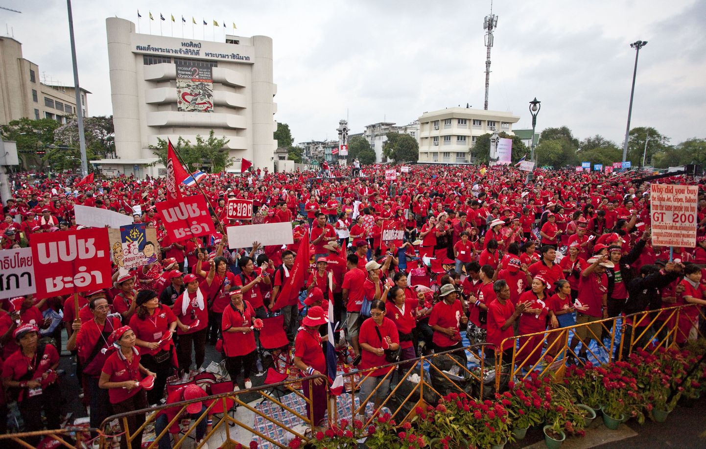Punastes särkides opositsiooni poolehoidjad Tai pealinnas Bangkokis.
