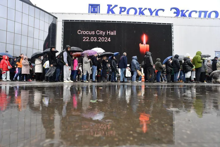 Очередь скорбящих у "Крокус Экспо" 24 марта 2024 года в Красногорске.