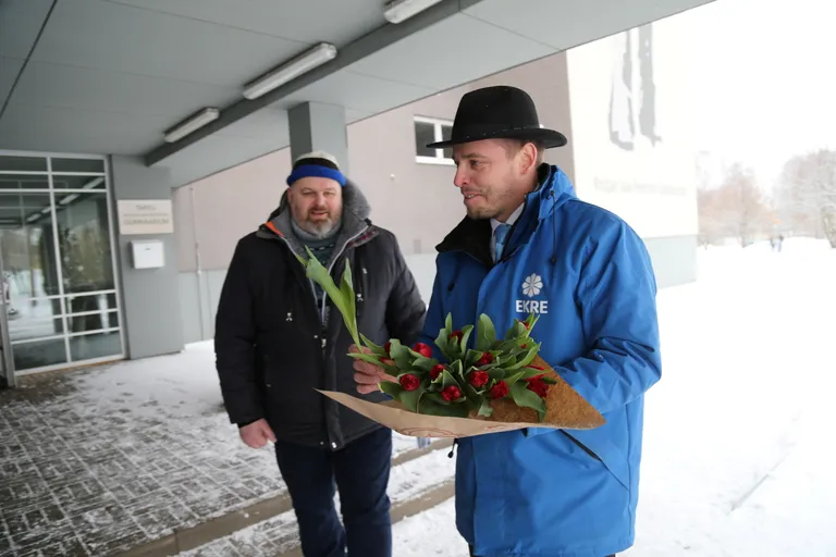 Esiplaanil Silver Kuusik tulpe jagamas, kõrval võitluskaaslane Jonas Terna.