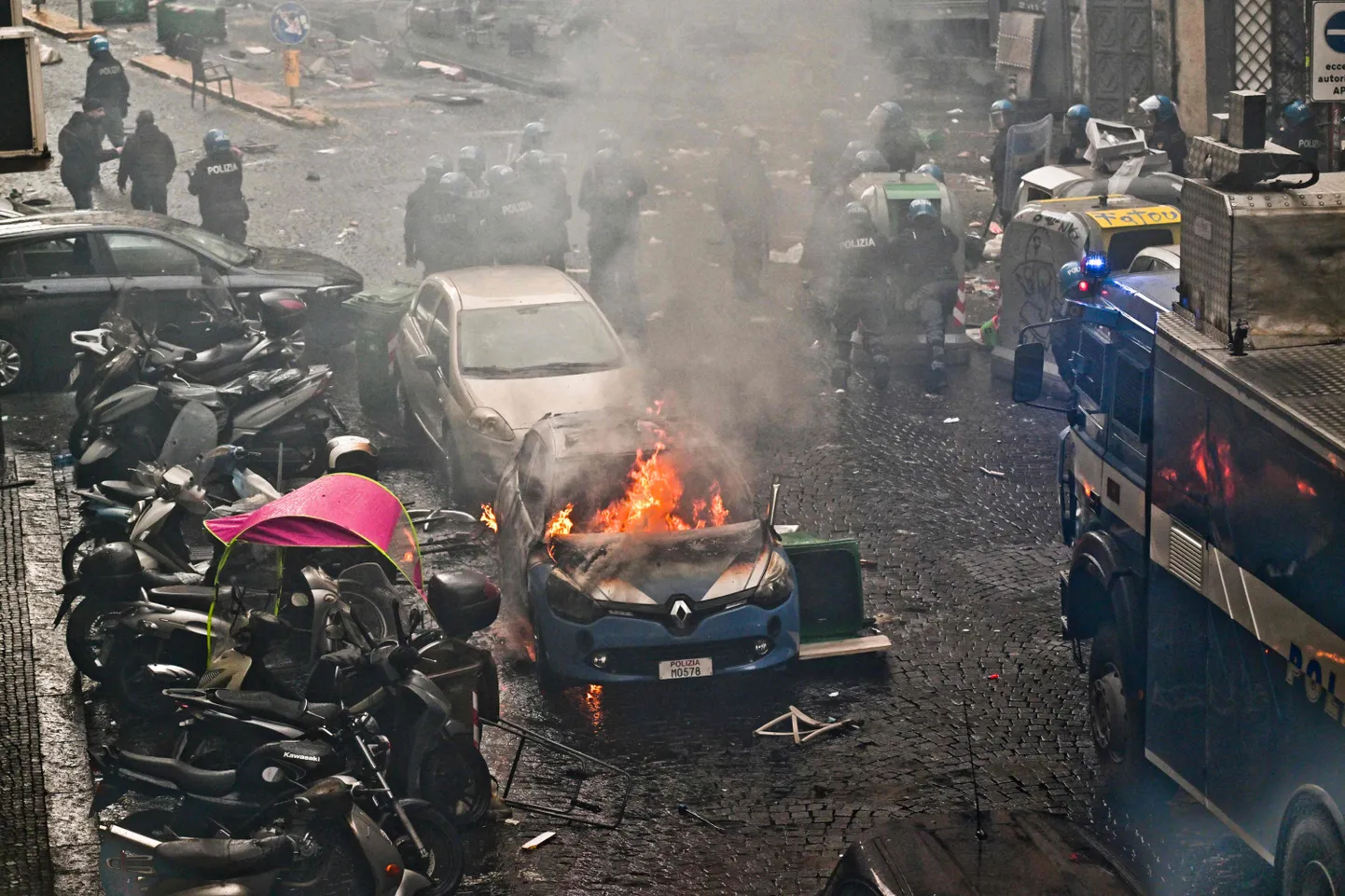 Põlev politseiauto Napolis.