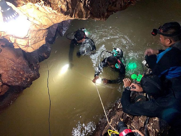 Tai ja Briti sukeldujad leidsid üleujutatud koopasse lõksu jäänud noored jalgpallurid ja nende treeneri