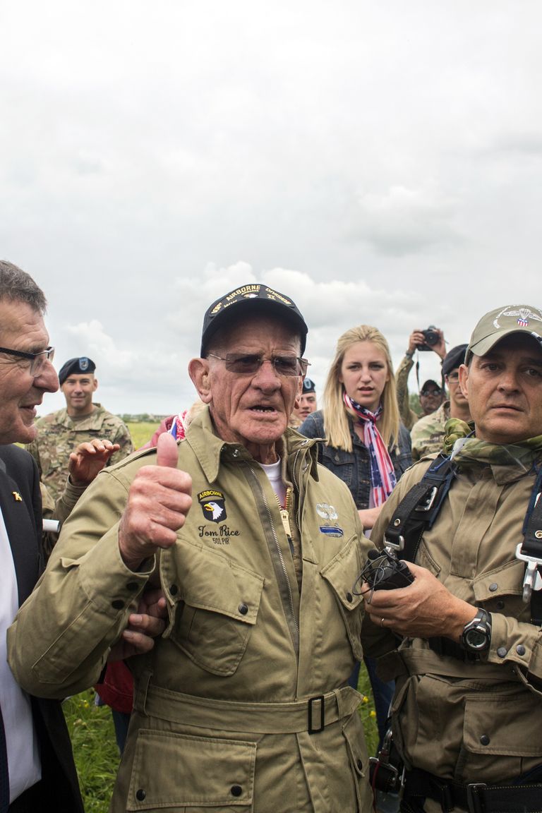 97-aastane USA sõjaveteran Tom Rice (keskel) kordas Prantsusmaal Normandias 75 aasta tagust langevarjuhüpet