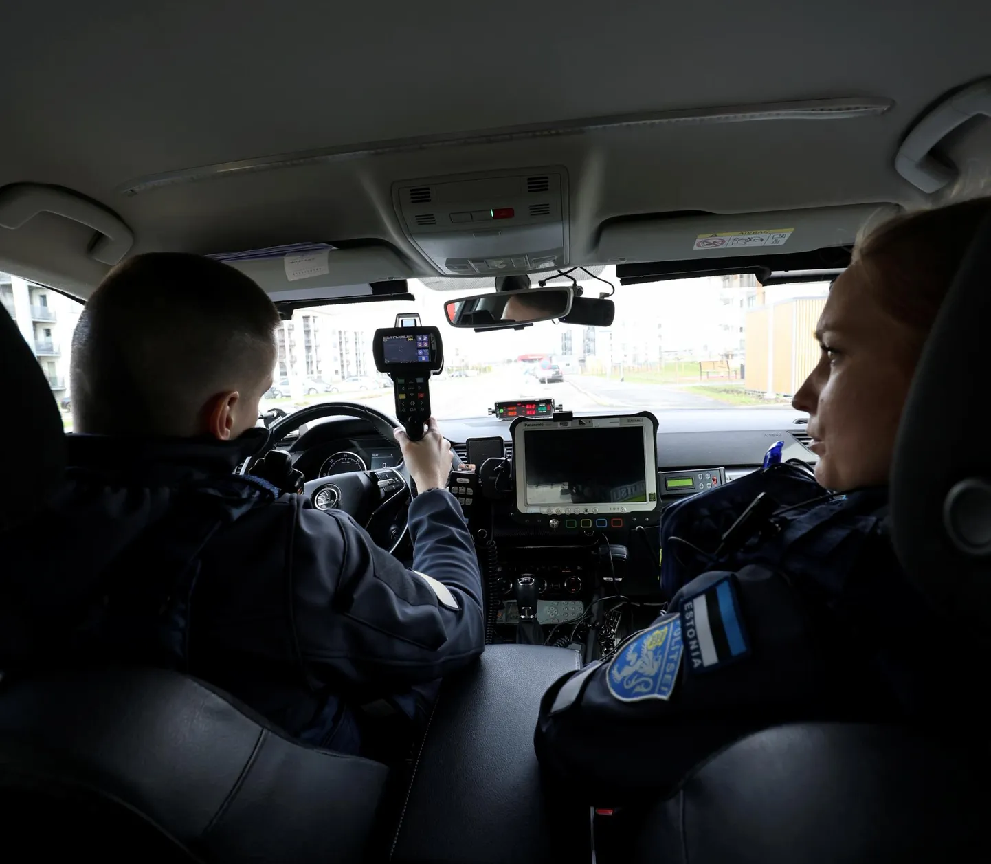 Piirkonnapolitseinik Annika Jukk ja liiklusgrupi patrullpolitseinik Martin Määr mõõtsid möödunud nädala liiklustalgute käigus kiirust Raadi elamupiirkonnas.
