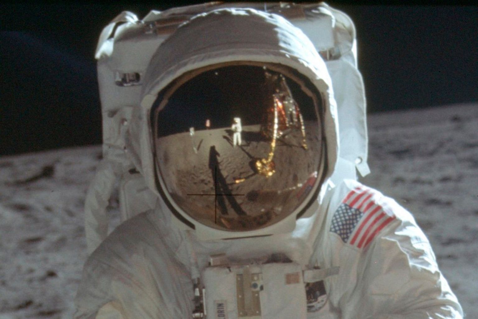 Apollo 11 astronaut Neil Armstrong peegeldumas kaaslase Buzz Aldrin kiivri visiirilt Kuul juulis 1969.