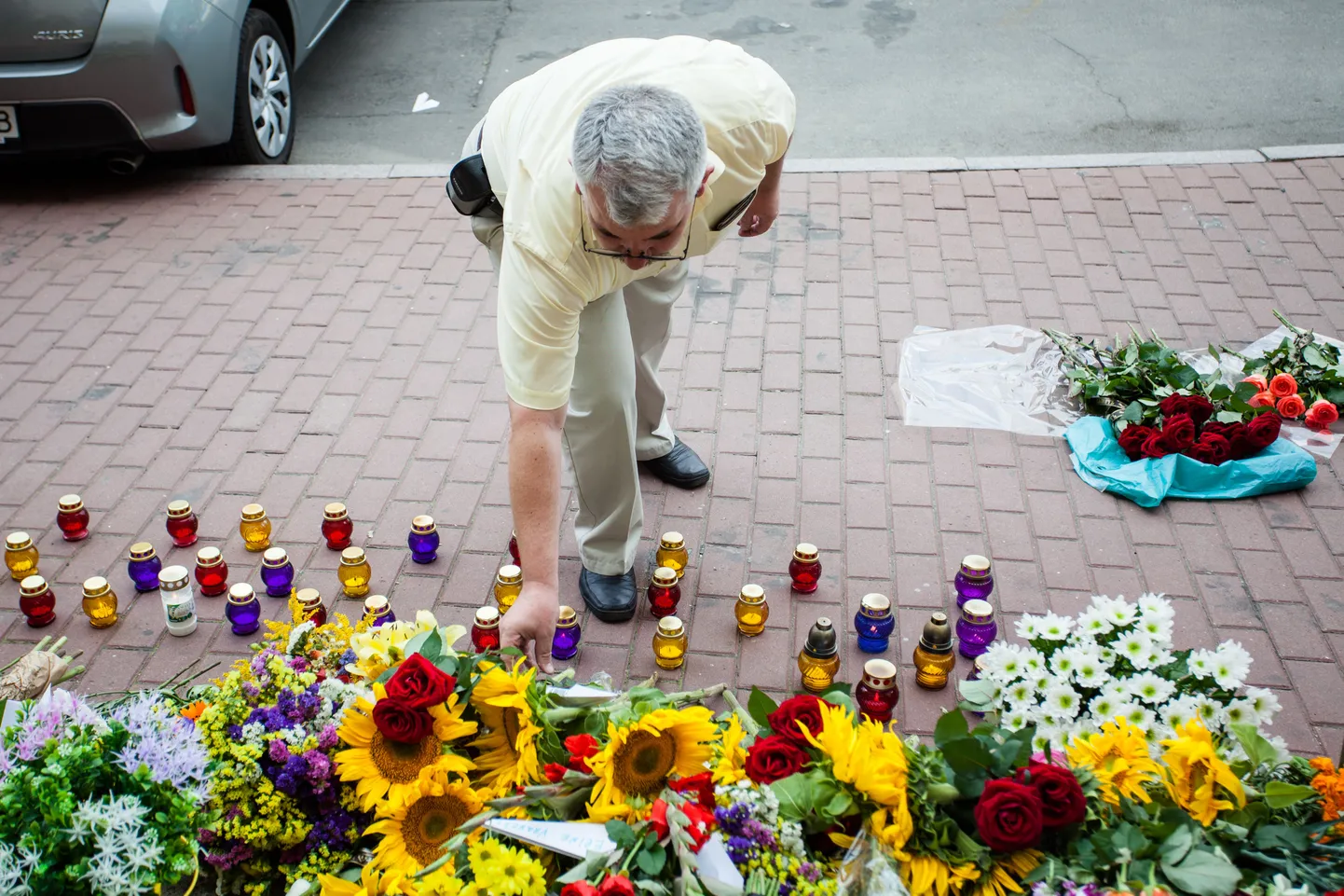 Mees Kiievis Hollandi saatkonna ees 17. juulil MH17 lennukatastroofi aastapäeva mälestamas.