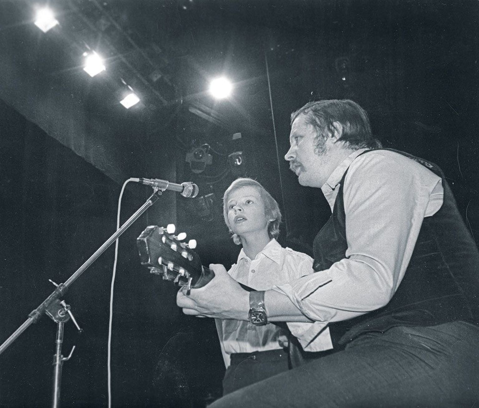 Fotomälestus 1980. aastate kontsertetendusest «Laulan sõbraks öö ja päeva». Praegu ütleb Väino Uibo, et on oma poja Toomasega sõbraks jäänud seniajani.