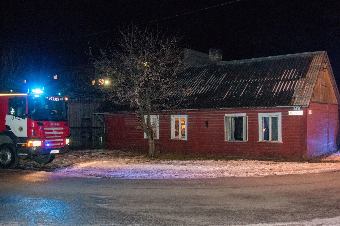 Pärnus Hairiduse tänaval asuvas majas ajas pliit suitsu sisse ja päästjad keelasid korstnapühkija tulekuni küttekoldes tule tegemise.