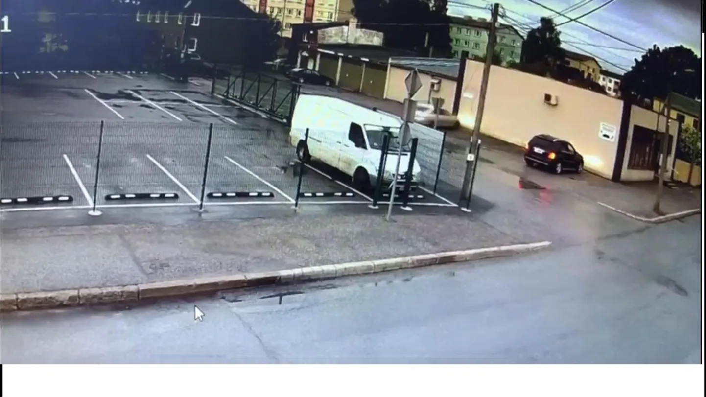 Hõbedane sõiduauto kaotas juhitavuse ja rammis seina.
