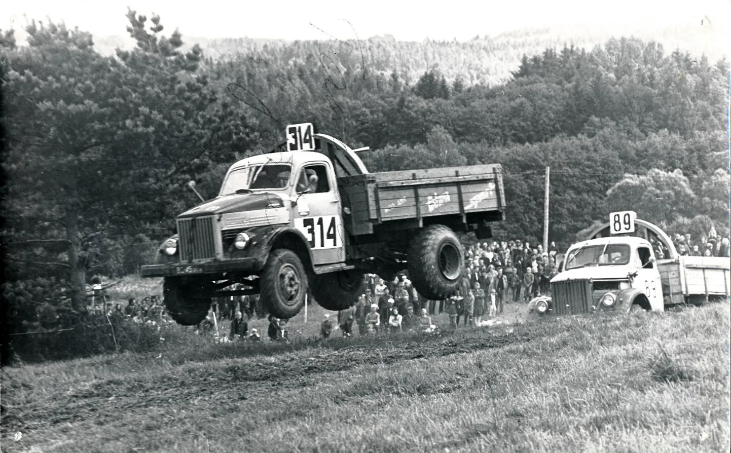 Kui tänapäeval võtavad Karksi-Nuia lähedal mõõtu enamasti mootorrattad, siis omal ajal sõideti seal ka veoautokrossi. See muutus populaarseks 1970. aastatel.