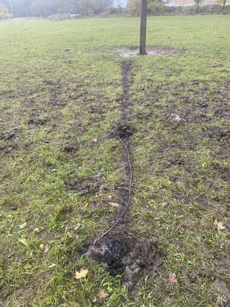 Põllule kukkunud elektrijuhe jättis sinna märkimisväärse jälje.