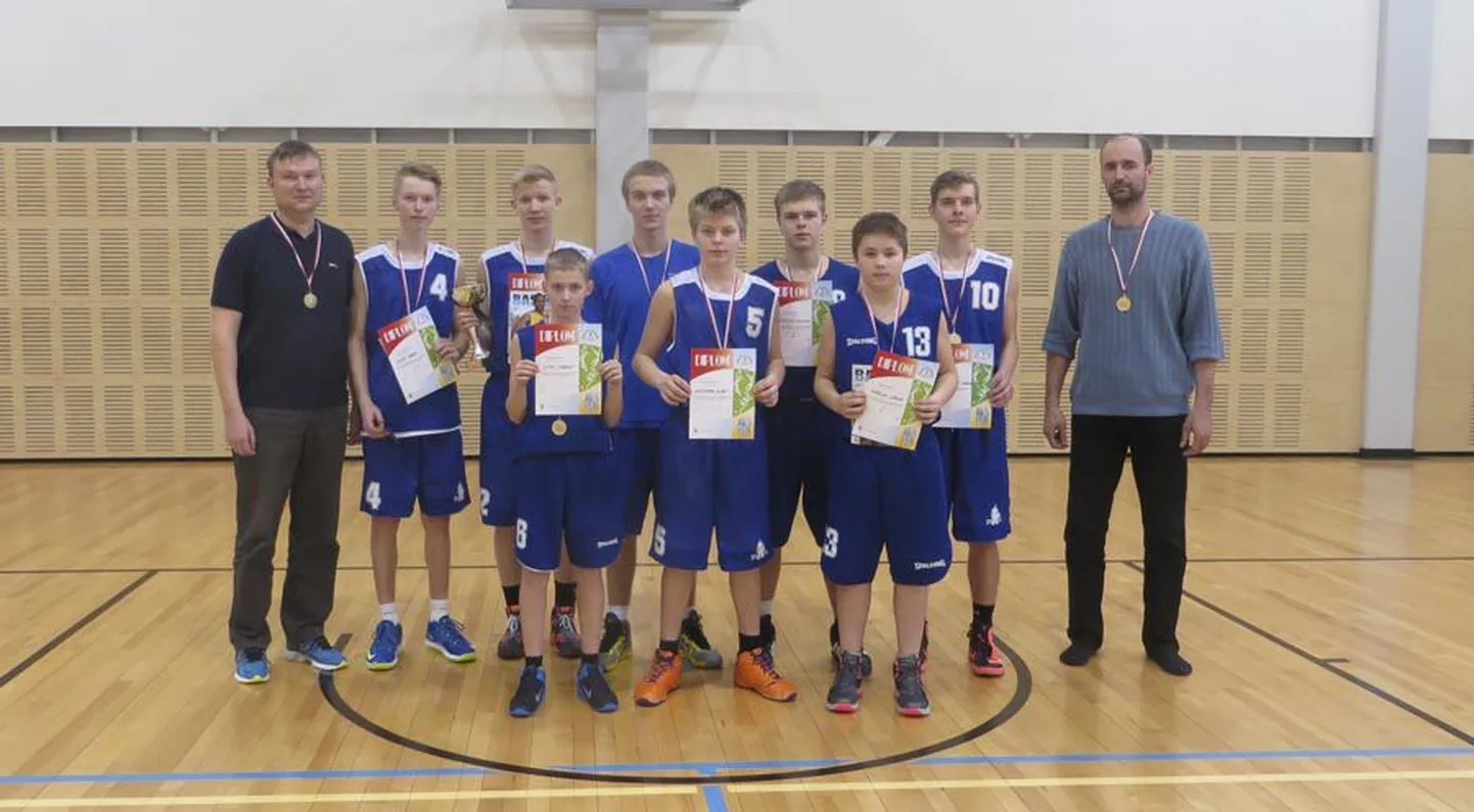 Kolga-Jaani korvpallipoisid võitsid maapõhikoolide turniiri.