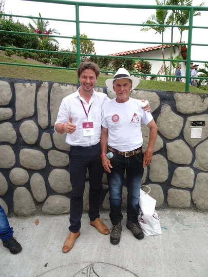 Kolumbia Üleriigilise Kohvivõistluse 2017 kohtunik Annar Alas ja parima kohvi kasvatanud Aguas Claras piirkonna farmer, kelle kohviuba on ka Coffee People’i valikus.